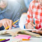 kelas kursus bahasa Inggris reguler
