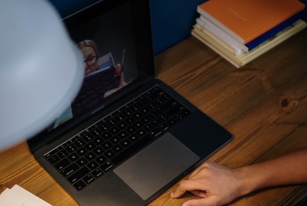 Kursus Bahasa Inggris Online vs Offline, Lebih Baik Mana